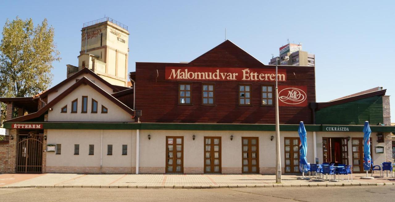 Malomudvar Etterem Cukraszda Panzio Es Rendezvenyhaz Gyöngyös Exterior foto