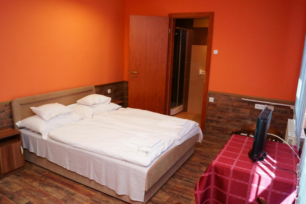 Malomudvar Etterem Cukraszda Panzio Es Rendezvenyhaz Gyöngyös Zimmer foto