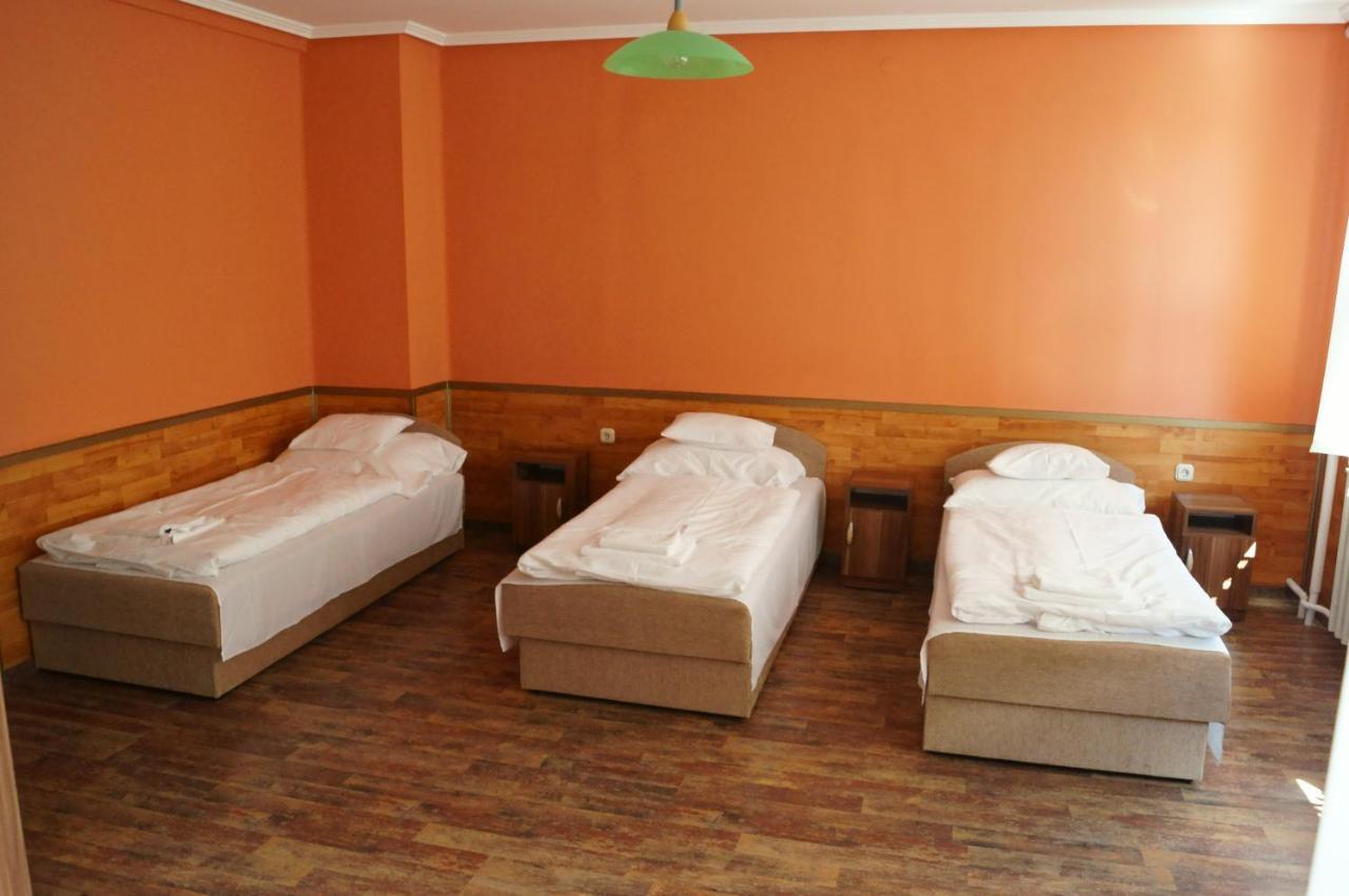 Malomudvar Etterem Cukraszda Panzio Es Rendezvenyhaz Gyöngyös Zimmer foto