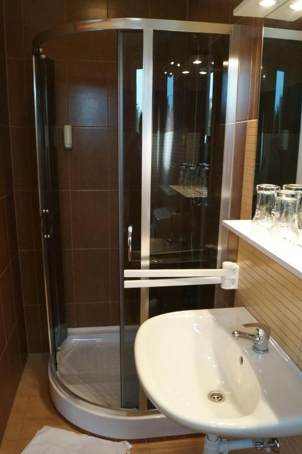 Malomudvar Etterem Cukraszda Panzio Es Rendezvenyhaz Gyöngyös Zimmer foto