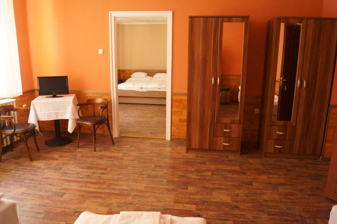 Malomudvar Etterem Cukraszda Panzio Es Rendezvenyhaz Gyöngyös Zimmer foto