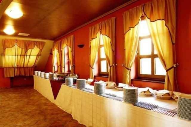 Malomudvar Etterem Cukraszda Panzio Es Rendezvenyhaz Gyöngyös Exterior foto
