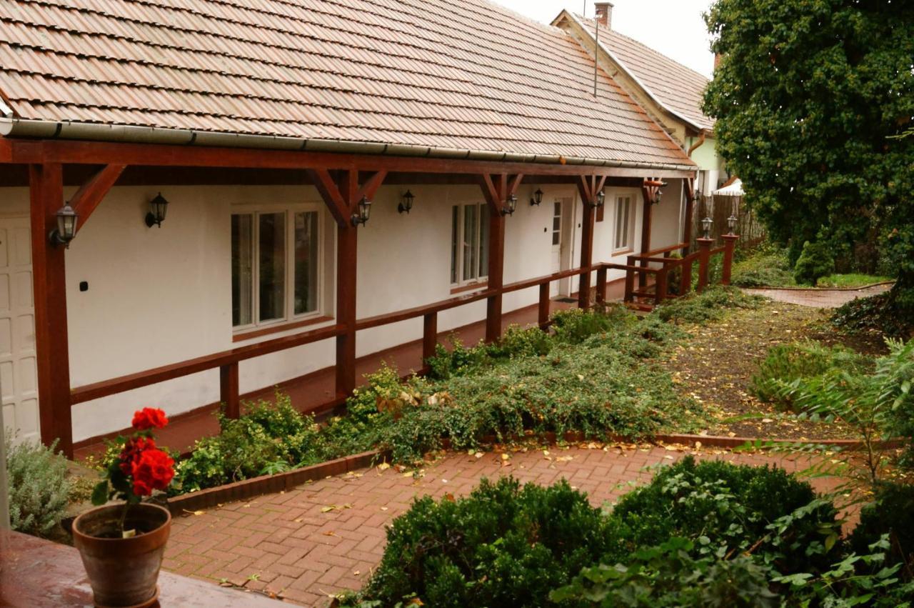 Malomudvar Etterem Cukraszda Panzio Es Rendezvenyhaz Gyöngyös Exterior foto