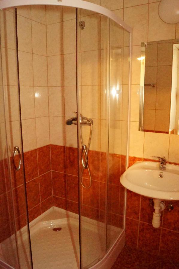 Malomudvar Etterem Cukraszda Panzio Es Rendezvenyhaz Gyöngyös Zimmer foto